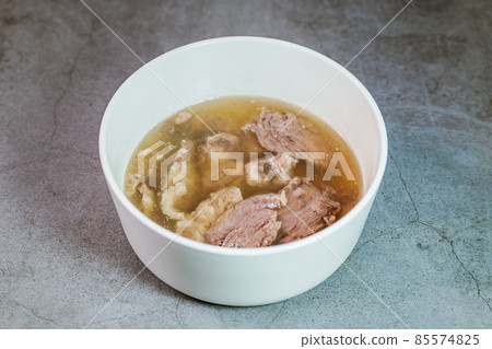 在白色碗的韓國食物Galbitang盤 85574825