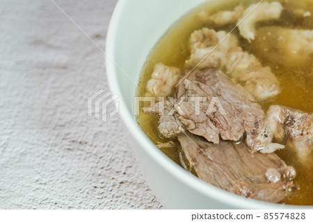 在白色碗的韓國食物Galbitang盤 85574828