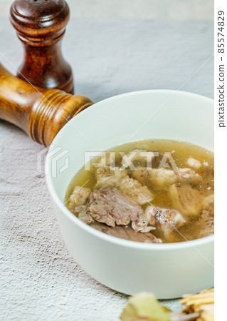 在白色碗的韓國食物Galbitang盤 在白色碗的韓國食物Galbitang盤 85574829