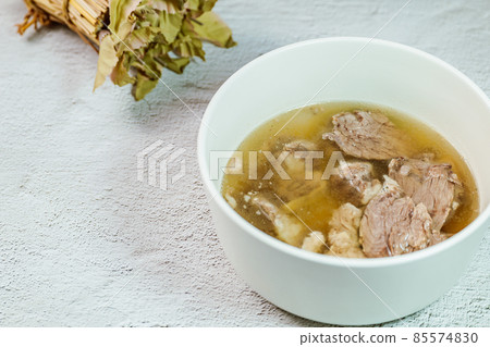 在白色碗的韓國食物Galbitang盤 85574830