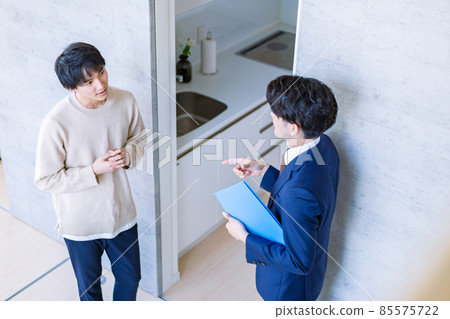 A man visiting a real estate 85575722