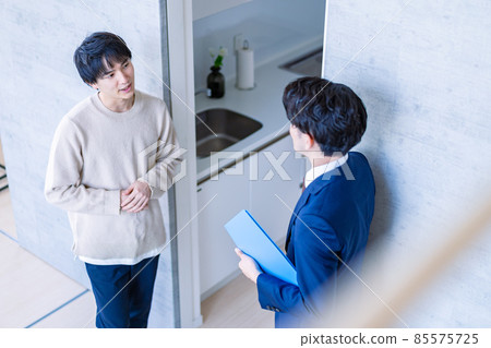 A man visiting a real estate 85575725