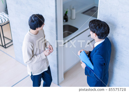 A man visiting a real estate 85575728