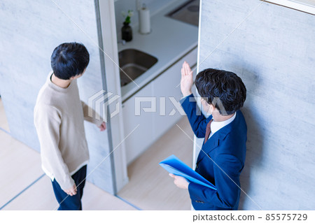一個人參觀房地產 一個人參觀房地產 85575729