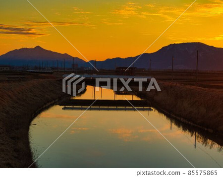 Niigata City Kakudayama and Yahikoyama silhouette 85575865