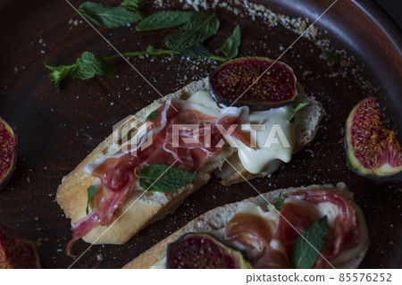 spanish appetizers with wine 85576252