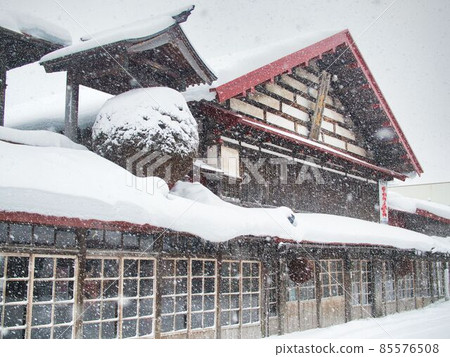 Snow scene on Komise Street in Kuroishi City 85576508