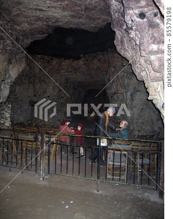 Recreation of a WW2 scene with two people comforting each other and a mother with a child., Chislehurst Caves, Chislehurst, Kent, UK 85579198
