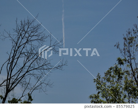 An airplane that draws clouds in the blue sky in winter An airplane that draws clouds in the blue sky in winter 85579825