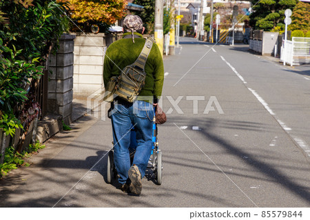 兒子推著媽媽的輪椅 兒子推著媽媽的輪椅 85579844