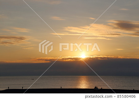 Each sunrise, Niyodo River mouth, winter (Tosa City, Kochi Prefecture) 85580406