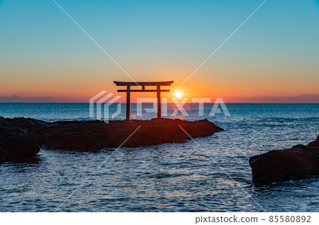大洗上磯的鳥居新年的日出 大洗上磯的鳥居新年的日出 85580892