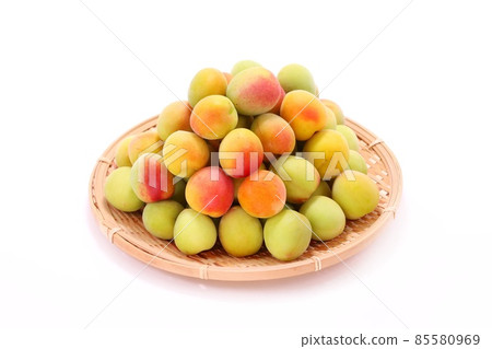 做李子乾,準備李子果實,明亮的背景 做李子乾,準備李子果實,明亮的背景 85580969