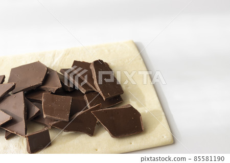 破碎的巧克力棒和酥皮點心。製作巧克力派的圖片 破碎的巧克力棒和酥皮點心。製作巧克力派的圖片 85581190