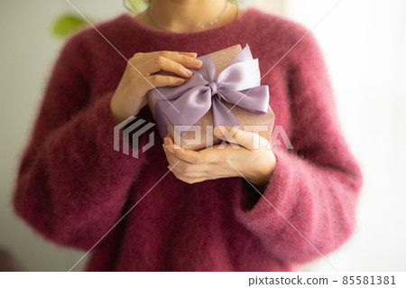 Present at hand in winter 85581381