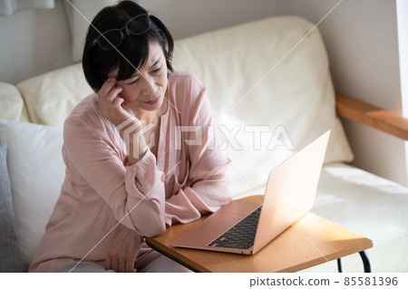 日本中年婦女厭倦了在家工作 日本中年婦女厭倦了在家工作 85581396
