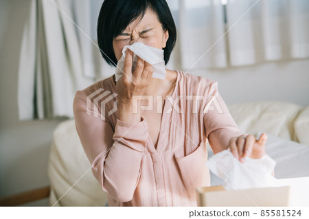 用花粉熱、感冒或紙巾擤鼻涕的女人 用花粉熱、感冒或紙巾擤鼻涕的女人 85581524