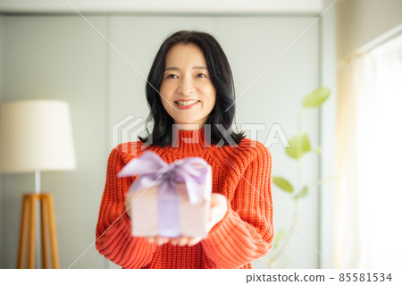 Middle woman in knit 85581534