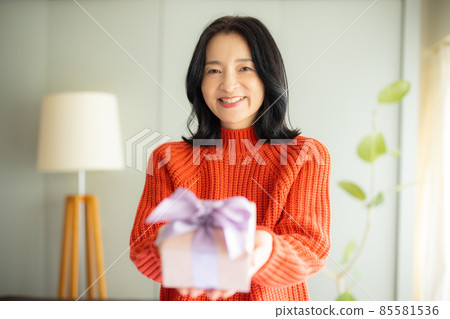 針織的中間女人 85581536