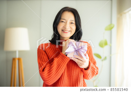 Middle woman in knit 85581540