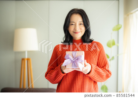 Middle woman in knit 85581544