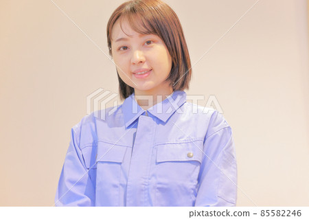 穿制服的女性微笑 1 85582246
