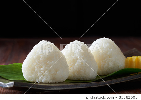 White rice ball 85582503