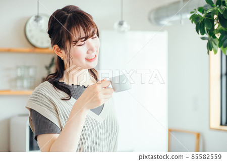 在廚房前喝熱飲的女性 85582559