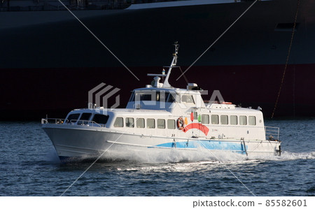 高速客船（斜前方，大型新船體黑色背景） 85582601