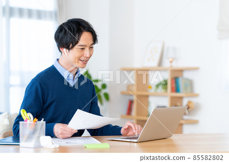 Young man having a video conference on telework 85582802