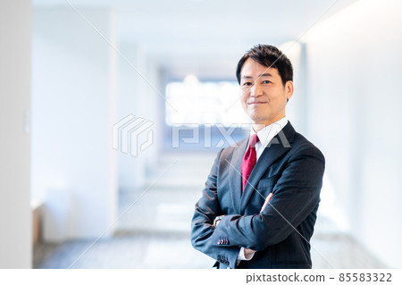 Middle businessman shooting cooperation "LINK FOREST" Middle businessman shooting cooperation "LINK FOREST" 85583322