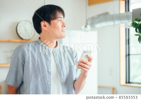 在家使用智能手機的男性（應用程序） 85583353