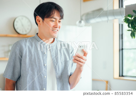 在家使用智能手機的男性(應用程序) 在家使用智能手機的男性(應用程序) 85583354