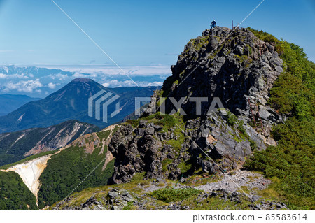 八嶽山脈的岩石山峰和橫岳奧之院和蓼科山的景色 85583614