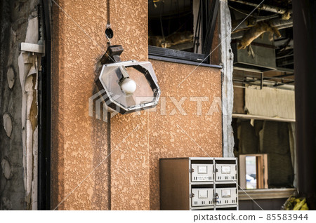 受東日本大地震破壞的建築物的照明設備 85583944