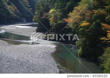 Autumn clear stream Naka River and Ayumi Gorge Autumn clear stream Naka River and Ayumi Gorge 85584120
