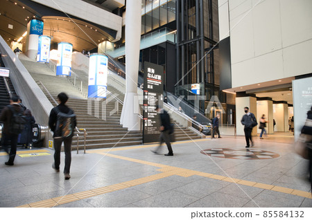 [大阪]12月，早上南海難波站 85584132