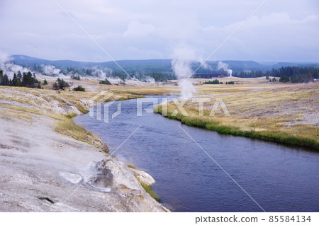 黃石國家公園火洞河和間歇泉 85584134