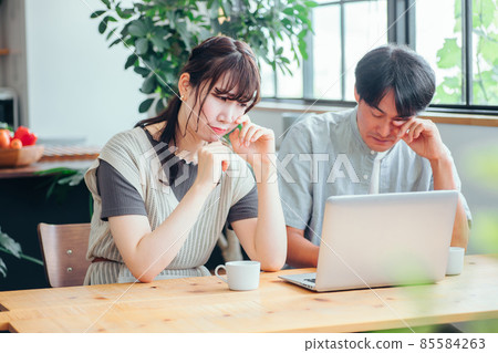 Men and women looking at laptops (crying) 85584263