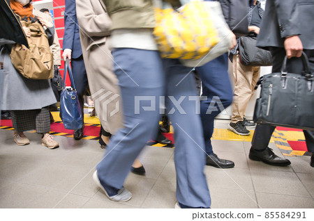[大阪] 12月，火車通勤，早上通勤 85584291