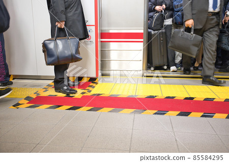 [大阪] 12月，火車通勤，早上通勤 85584295