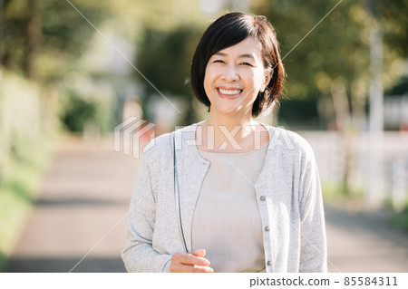 走在居民區的中年女性，日本女性笑容優雅 85584311