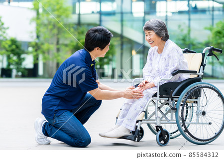 坐在輪椅上的老人和作為護理員認證的年輕人“LINK FOREST” 坐在輪椅上的老人和作為護理員認證的年輕人“LINK FOREST” 85584312