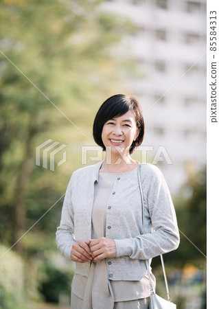 走在居民區的中年女性，日本女性笑容優雅 85584313