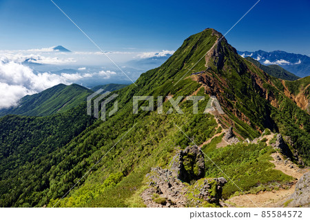 從Yatsugatake山脈/ Yokodake山脊線看到的Akadake和富士山 85584572