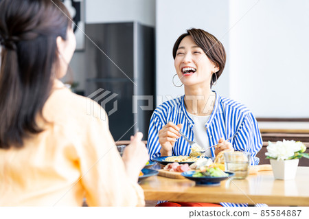 中年婦女在咖啡館與朋友共進午餐 中年婦女在咖啡館與朋友共進午餐 85584887