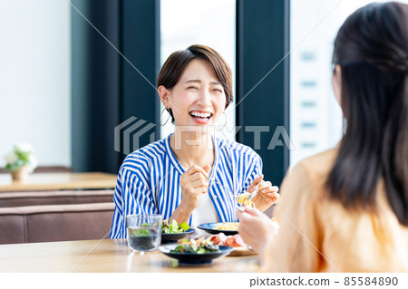 中年婦女在咖啡館與朋友共進午餐 85584890