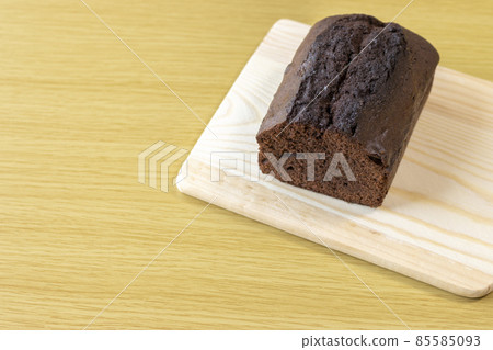 用砧板切巧克力磅蛋糕的圖像。情人節的形象。 85585093