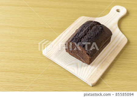 用砧板切巧克力磅蛋糕的圖像。情人節的形象。 85585094