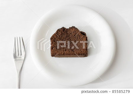 巧克力磅蛋糕放在盤子裡。情人節的形象。 85585279